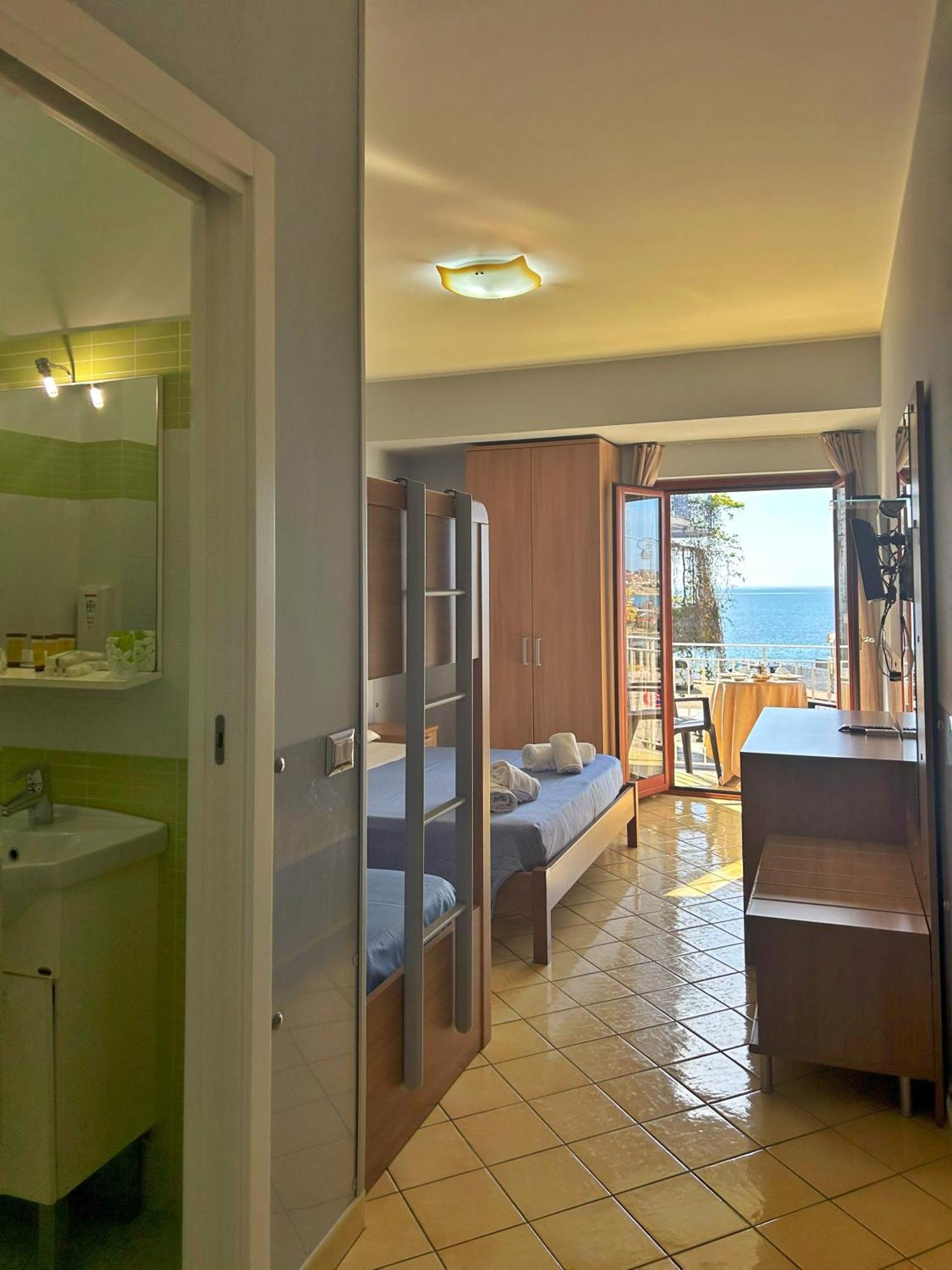 La Piazzetta Acomodação com café da manhã Giardini Naxos Exterior foto