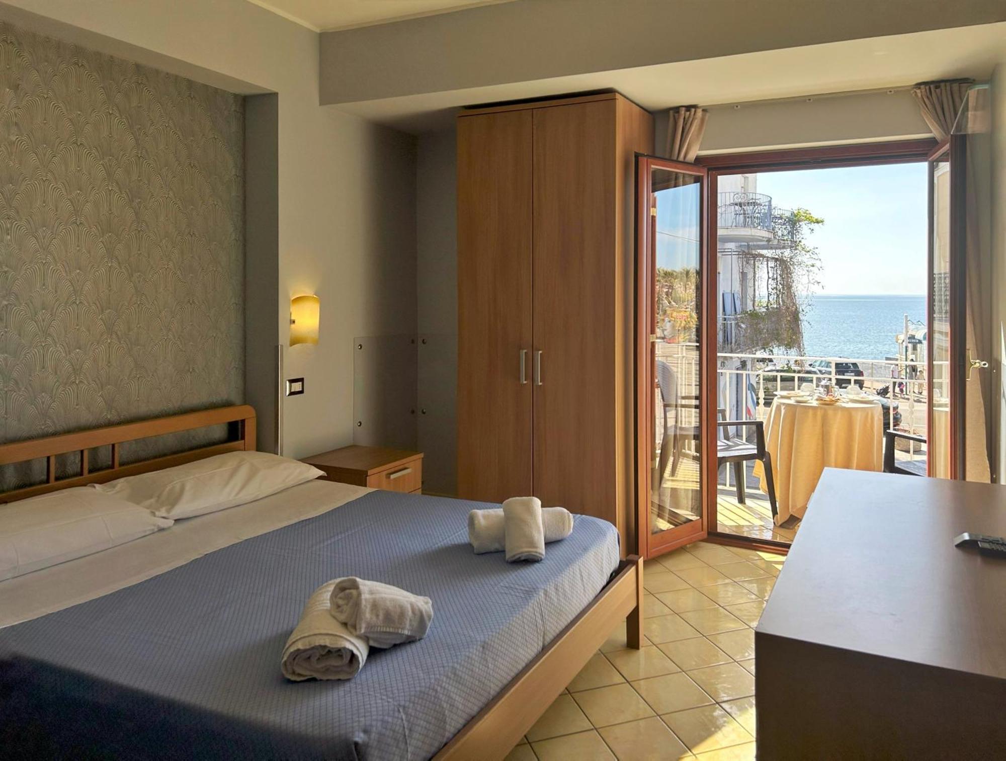 La Piazzetta Acomodação com café da manhã Giardini Naxos Exterior foto
